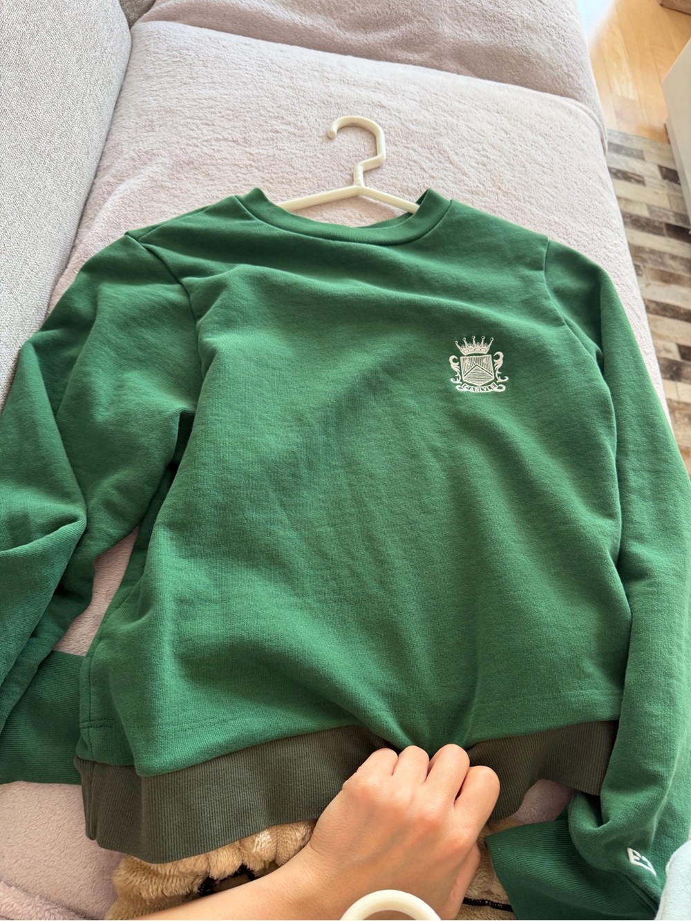 🩶Frame x Carlyle Slightly Cropped Crewneck Sweatshirt with Embroidered Crest